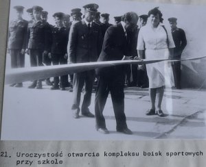 Żołnierze często pojawiają się w szkole z okazji różnych uroczystości, tutaj otwarcie kompleksu boisk w minionej epoce // fot. archiwum SP28