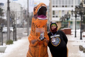 Wolontariusze zbierający datki na ul. Świętojańskiej 