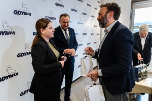 Goście wymienili się prezentami w krótkiej przerwie spotkania. Uczestnicy prezydium zabiorą ze sobą poszetki i kalendarze modernistyczne