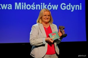 Agnieszka Baranowska &ndash; członkini zarządu wojew&oacute;dztwa pomorskiego odebrała statuetkę 50-lecia Towarzystwa Miłośnik&oacute;w Gdyni w imieniu marszałka wojew&oacute;dztwa pomorskiego Mieczysława Struka