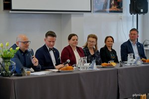 Od lewej: Andrzej Busler &ndash; wiceprezes gdyńskiego oddziału Zrzeszenia Kaszubsko-Pomorskiego, Adam Labuhn &ndash; prezes gdyńskiego oddziału Zrzeszenia Kaszubsko-Pomorskiego, prezydent Gdyni Aleksandra Kosiorek, dr Bożena Ugowska &ndash; prezes zarządu gł&oacute;wnego Zrzeszenia Kaszubsko-Pomorskiego, Anna Błaszczyk z Biura ds. Wydarzeń Miejskich oraz Paweł Korycki &ndash; pełnomocnik prezydent Gdyni ds. rad dzielnic podczas spotkania członk&oacute;w gdyńskiego oddziału&nbsp;Zrzeszenia Kaszubsko-Pomorskiego