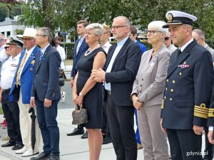 W uroczystościach z okazji 77. rocznicy wybuchu powstania warszawskiego wzięli udział m.in. (od lewej): poseł Marek Rutka, Elżbieta Raczyńska - radna Gdyni, Michał Guć - wiceprezydent Gdyni ds. innowacji oraz Joanna Zielińska - przewodnicząca Rady Miasta Gdyni // fot. Magdalena Czernek