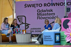 Od prawej: Katarzyna Ziemann – dyrektorka Wydziału Rozwoju Społecznego Urzędu Miejskiego w Gdańsku, Agnieszka Tokarska – radna miasta i wiceprzewodnicząca Gdyńskiej Rady Kobiet oraz Julia Borzyszkowska i Aleksandra Łoboda z Fundacji Widzialne podczas debaty na Przystanku Równość