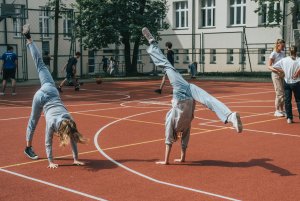 Dziewczyny trenują gimnastykę na boisku