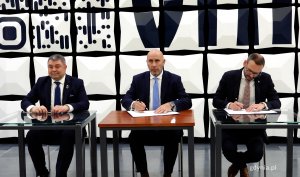 umowę inwestycyjną podpisali: Marcin Wiśniewski &ndash; prezes zarządu Ośrodka Badawczo-Rozwojowego Centrum Techniki Morskiej S.A.,&nbsp;Adam Leszkiewicz &ndash; Prezes Zarządu Polskiej Grupy Zbrojeniowej (PGZ) oraz&nbsp;Jan Grabowski &ndash; Wiceprezes Polskiej Grupy Zbrojeniowej S.A. (PGZ).