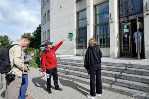 Uczestnicy premierowego spaceru szlakiem UNESCO przed budynkiem Sądu Rejonowego