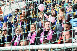 Kibice z różowymi akcentami podczas meczu Arki Gdynia z Pogonią Siedlce