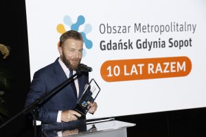 Senator Ryszard Świlski z nagrodą kongresu Smart Metropolia 2021 // fot. Grzegorz Mehring