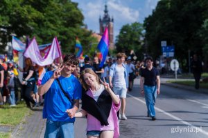 Uczestnicy 11. Tr&oacute;jmiejskiego Marszu R&oacute;wności idący ulicą