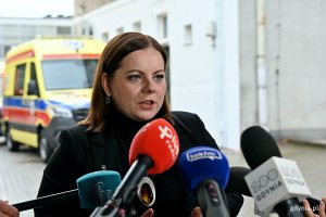 Prezydent Gdyni Aleksandra Kosiorek podczas konferencji z okazji przekazania dw&oacute;ch ambulans&oacute;w Miejskiej Stacji Pogotowia Ratunkowego w Gdyni 