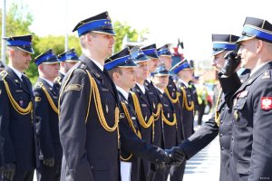 Mężczyźni w mundurach, jeden salutuje
