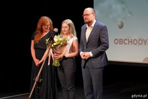 Od lewej: dyrektor Biblioteki Gdynia Natalia Gromow i dyrektor zarządzający ds. kultury i aktywności mieszkańców Mariusz Bzdęga w towarzystwie Karoliny Jaskierskiej, która otrzymała wyróżnienie specjalne