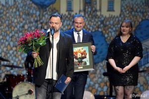 Laureat medalu "Gdynia bez Barier" aktor Rafał Ostrowski. Nagrodę wręczył wiceprezydent Gdyni Tomasz Augustyniak 