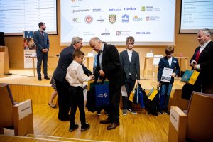 Marek Stępa wręcza nagrody finaliście Konkursu Wiedzy o Gdyni / fot. Uniwersytet WSB Merito Gdynia
