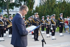 Wiceprezydent Rafał Geremek czyta list prezydent Aleksandry Kosiorek (fot. Karolina Szypelt)