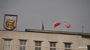 Na maszcie flagowym Urzędu Miasta wzniesiono kopię oryginalnej bandery z pierwszego przedwojennego żaglowca „Zawisza Czarny” // fot. Marcin Mielewski
