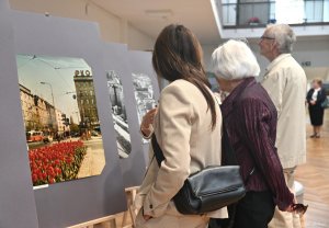Dwie kobiety, starsza i młodsza oglądają fotografie