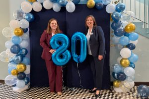 Jubileusz 80-lecia SP 17 w Gdyni, na zdjęciu od lewej: prezydent miasta Gdyni Aleksandra Kosiorek i dyrektorka SP 17 Monika Małyszko  (fot. Katarzyna Balcerzak)
