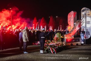 Kwiaty i znicze pod Pomnikiem Ofiar Grudnia '70 (fot. Karol Stańczak)