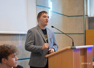 Prezentacje kandydat&oacute;w. Na zdjęciu Tomasz Sowiński 