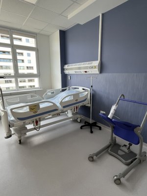 Łóżka w nowoczesnej sali szpitalnej