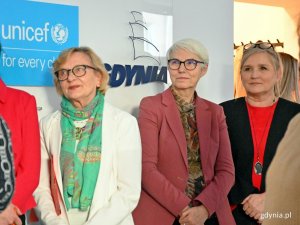 Od prawej: Elżbieta Cupiał - dyrektor Młodzieżowego Domu Kultury w Gdyni, Joanna Zielińska - przewodnicząca Rady Miasta Gdyni oraz inni uczestnicy otwarcia punktu Spilno Gdynia // fot. Magdalena Czernek