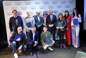 Laureaci i laureatki Stypendi&oacute;w Artystycznych Miasta Gdyni w towarzystwie Mariusza Bzdęgi, dyrektor zarządzającego ds. kultury i aktywności mieszkańc&oacute;w oraz Dominika Aziewicza, radnego miasta na zdjęciu grupowym