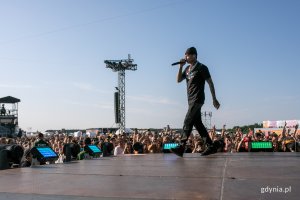 Na scenie Central Cee podczas koncertu na Open'er Festivalu 2023.  // fot. Karol Stańczak