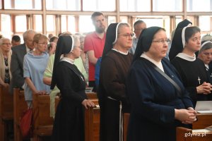 Uczestnicy uroczystości koronacji obrazu Matki Bożej Pocieszenia zgromadzeni w sanktuarium Miłosierdzia Bożego w Gdyni // fot. Magdalena Czernek