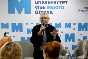 Konferencja - Rodzice i nauczyciele w dialogu o neuror&oacute;żnorodności, na zdjęciunaczelniczka Wydziału Edukacji Iwona Tanewska (fot. Katarzyna Balcerzak)