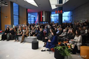 Uczestnicy wernisażu wystawy Janusza Osickiego &bdquo;Ciągłość w procesie&rdquo;