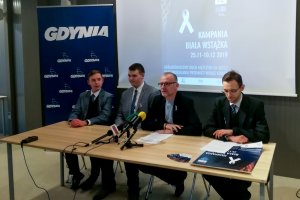 Michał Guć, wiceprezydent Gdyni ds. innowacji, i uczniowie X LO podczas konferencji prasowej nt. kampanii "Biała Wstążka" // Fot. Aleksander Trafas