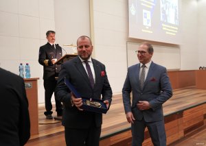 Mężczyźni w garniturach