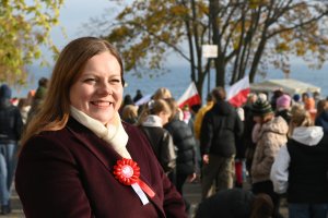 Pod koniec parady prezydent Gdyni Aleksandra Kosiorek odłączyła się od czoła parady i witała wszystkich mijanych uczestników