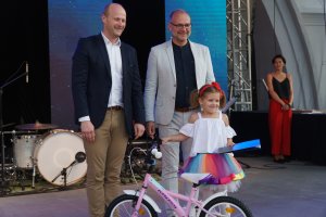 Najmłodsza Uśmiechnięta Rybka: Helenka Frysiak z wiceprezydentami Gdyni / fot. Aleksander Trafas