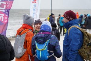 Uczestnicy biegu między molami na starcie w Orłowie 