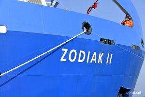 Niebieska część kadłuba statku z jego, napisaną na biało, nazwą "Zodiak II" // fot. Magdalena Czernek
