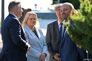 Na zdjęciu (od lewej): poseł Michał Kowalski, członkini zarządu wojew&oacute;dztwa pomorskiego Agnieszka Baranowska, Gdynianin Zenon Roda i wiceprzewodniczący Rady Miasta Gdyni Ireneusz Trojanowicz