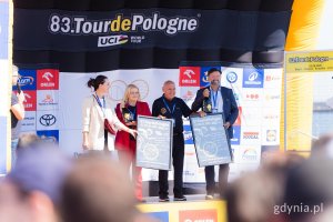Od lewej: wojewoda pomorska Beata Rutkiewicz, Agnieszka Baranowska &ndash; członkini zarządu wojew&oacute;dztwa pomorskiego, Czesław Lang &ndash; dyrektor generalny Tour de Pologne i Piotr Gorzeński &ndash; prezes zarządu Portu Gdynia na scenie zawod&oacute;w przed startem wyścigu