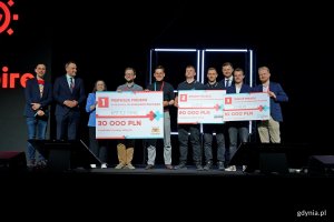 Laureaci konkursu dla pomorskich start-up&oacute;w wraz z wiceprezydentem Tomaszem Augustyniakiem, Piotrem Grzelakiem &ndash; zastępcą prezydent Gdańska ds. zr&oacute;wnoważonego rozwoju i gospodarki i Grzegorzem Borowskim &ndash; wsp&oacute;łzałożycielem i prezesem zarządu Infoshare