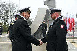 kadm. Mirosław Jurkowlaniec, szef Zarządu Morskiego - zastępca Inspektora Marynarki Wojennej Dowództwa Generalnego Rodzajów Sił Zbrojnych, wręcza odznaczenia Gwiazda Morza Śródziemnego jednemu z wyróżnionych żołnierzy 