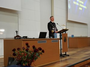 Mężczyzna z mikrofonem na m&oacute;wnicy