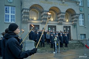 Studenci Uniwersytetu Morskiego z pochodniami podczas apelu pamięci