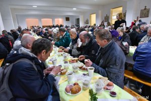 Gdyńskie śniadanie wielkanocne dla samotnych i potrzebujących, fot. Dawid Linkowski