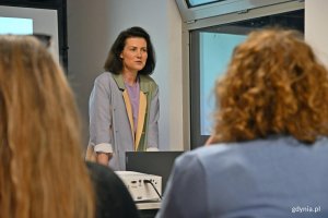 Psycholożka i seksuolożka Agnieszka Schneider-Szymańska podczas spotkania &bdquo;Twoje ciało w nowym rytmie. O perimenopauzie i menopauzie&rdquo; w ramach cyklu &bdquo;Marzec Kobiet: Port Dobrostan&rdquo; wraz z uczestniczkami prelekcji 