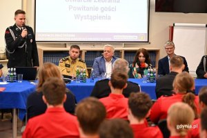 Na zdjęciu od lewej: prezes OSP GKM Adam Labuhn, z-ca komendanta miejskiego PSP w Gdyni Łukasz Płusa, prezes GKM Tomasz Konewka, wiceprezes GKM Agnieszka Jankowska oraz wiceprezydent Gdyni Rafał Geremek