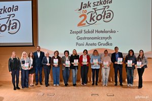 Wsp&oacute;lne zdjęcie szkolnych koordynator&oacute;w kampanii &bdquo;Jak szkoła to dwa koła&rdquo; wraz z Iwoną Tanewska &ndash; naczelniczką Wydziału Edukacji Urzędu Miasta Gdyni i Dominiką Godlewską&nbsp;&ndash; koordynatorką kampanii &bdquo;Jak szkoła to dwa koła&rdquo; z ramienia Referatu Zarządzania Ruchem i Mobilnością Urzędu Miasta Gdyni 
