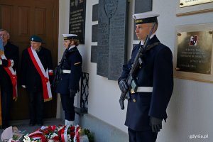 Posterunek honorowy przy tablicy Marynarzy Polskich Zamordowanych na Wschodzie podczas uroczystości z okazji Dnia Pamięci Ofiar Zbrodni Katyńskiej 