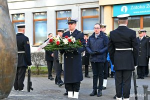 Jakub Ubych - wiceprzewodniczący Rady Miasta Gdyni składa kwiaty przed pomnikiem Ofiar Terroru Komunistycznego z okazji Narodowego Dnia Pamięci Żołnierzy Wyklętych // fot. Magdalena Czernek