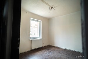 Wnętrze jednego z mieszkań komunalnych w Gdyni, kt&oacute;re wymaga remontu i zostanie uwzględnione w programie (fot. Kamil Złoch)